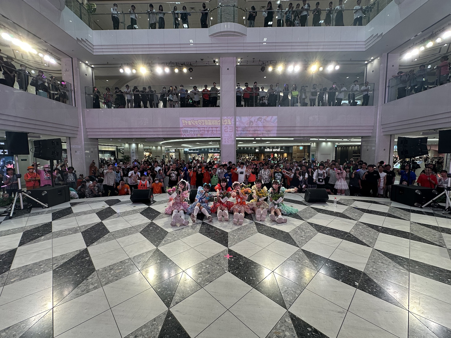 東京・池袋サンシャインシティ噴水広場でリリースイベントを開催したFES☆TIVE。