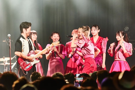 GANG PARADEと上中丈弥（THE イナズマ戦隊）。（撮影：大橋祐希）