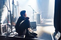 GANG PARADEのライブを見守る上中丈弥（THE イナズマ戦隊）。（撮影：大橋祐希）