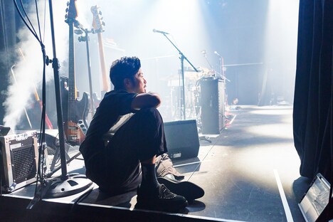 GANG PARADEのライブを見守る上中丈弥（THE イナズマ戦隊）。（撮影：大橋祐希）