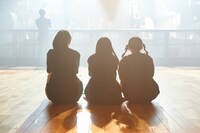 THE イナズマ戦隊のリハーサルを見守る月ノウサギ、ユイ・ガ・ドクソン、チャンベイビー。（撮影：大橋祐希）