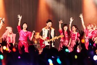 GANG PARADEとTHE イナズマ戦隊のセッションの様子。（撮影：大橋祐希）