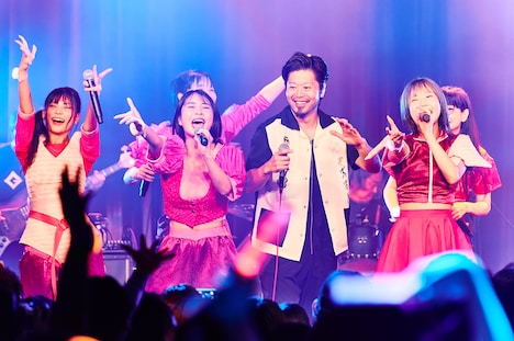 GANG PARADEとTHE イナズマ戦隊のセッションの様子。（撮影：大橋祐希）