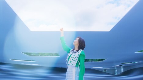 森口博子「想い出がいっぱい / with 鳥山雄司&神保彰」ミュージックビデオより。