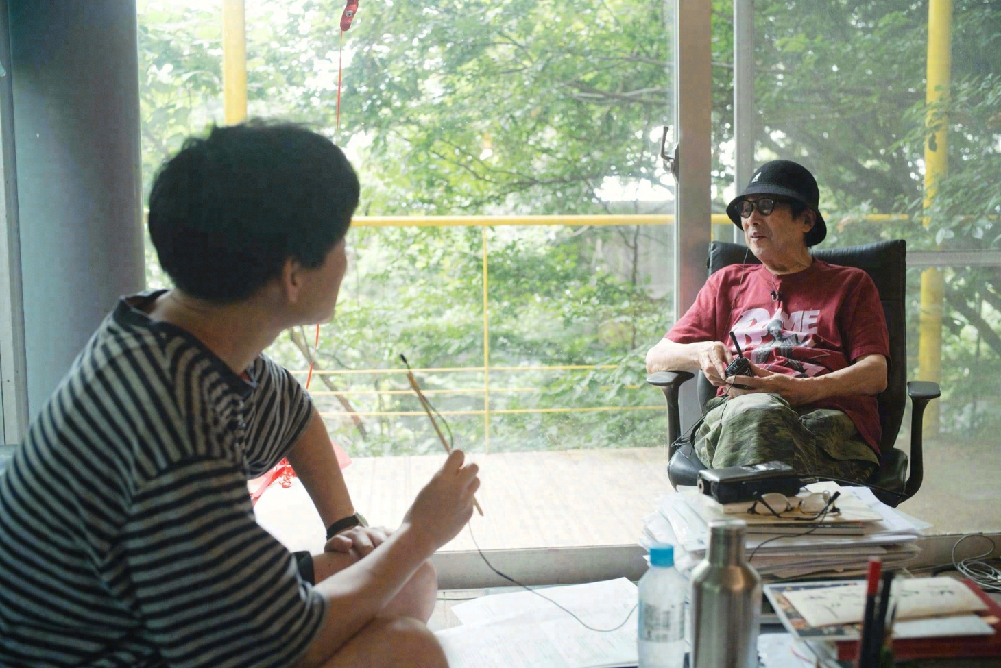 左から蓮沼執太、横尾忠則。（写真提供：NHK）