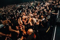 客席にダイブしたJESSE（Vo, G）（Photo by cherry chill will.）