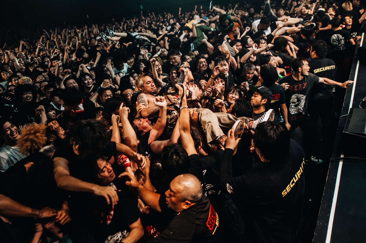 客席にダイブしたJESSE（Vo, G）（Photo by cherry chill will.）