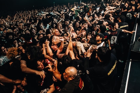 客席にダイブしたJESSE（Vo, G）（Photo by cherry chill will.）