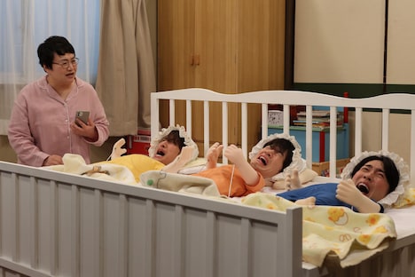 コント「3つ子の赤ちゃん」より。(c)フジテレビ