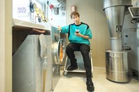 焙煎所を訪れたEXILE TETSUYA。