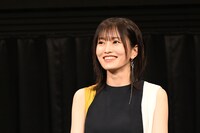 笑顔の山本彩。