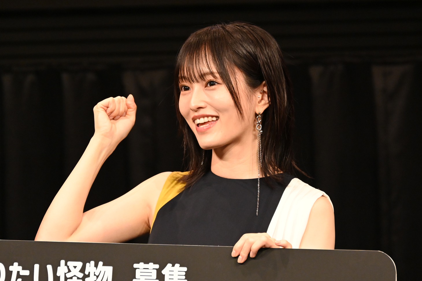 フォトセッションに応じる山本彩。