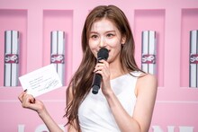 ONCEへのメッセージを読み上げるSANA（TWICE）。