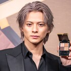 平野紫耀、特別なメイクアップでYSLレセプションに登場「ジュエリーを身にまとっているよう」
