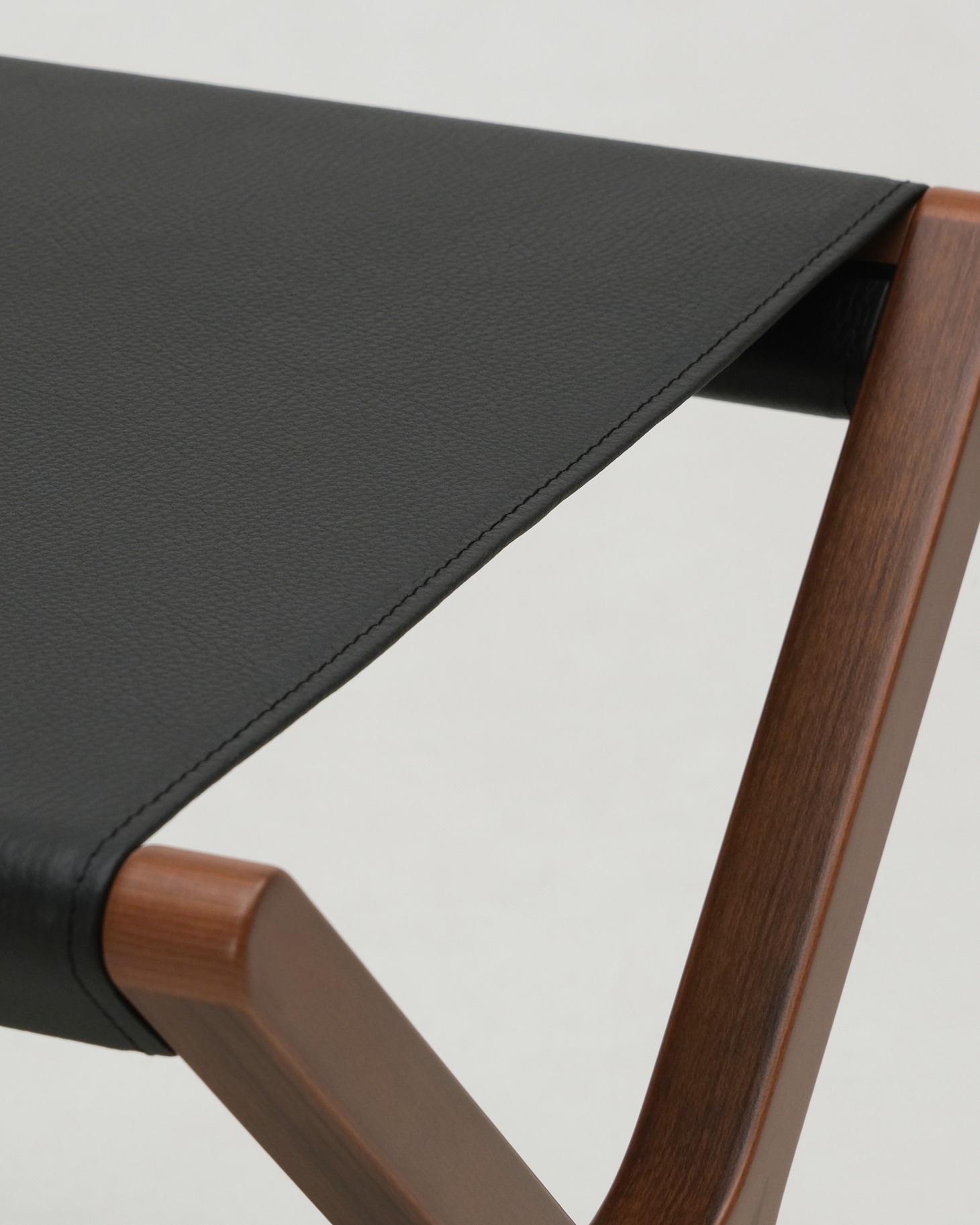 「YIスツール Limited Edition by Ichiro Yamaguchi」レザー