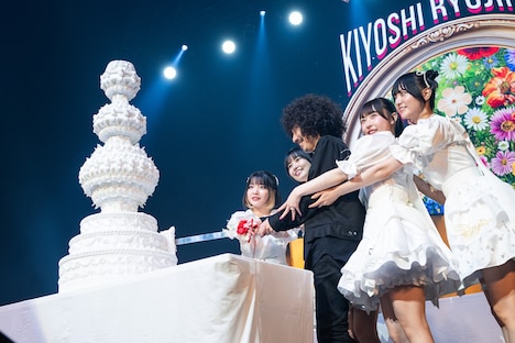 清竜人25ケーキ入刀の場面。