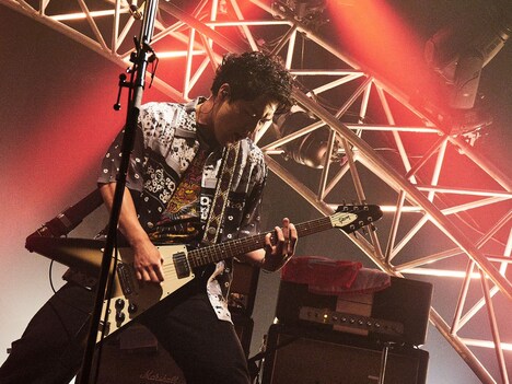 田辺由明（G, Cho）（撮影：酒井ダイスケ）