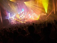 「マカロックツアーvol.18 ～わたし、しばらく家を出ます！don't call マザー☆鈍行27本ツアー～」福岡サンパレス公演の様子。（撮影：酒井ダイスケ）