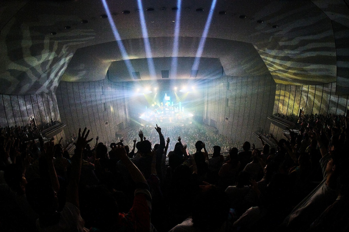 「マカロックツアーvol.18 ～わたし、しばらく家を出ます！don't call マザー☆鈍行27本ツアー～」福岡サンパレス公演の様子。（撮影：酒井ダイスケ）