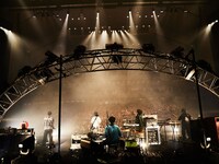 「マカロックツアーvol.18 ～わたし、しばらく家を出ます！don't call マザー☆鈍行27本ツアー～」福岡サンパレス公演の様子。（撮影：酒井ダイスケ）