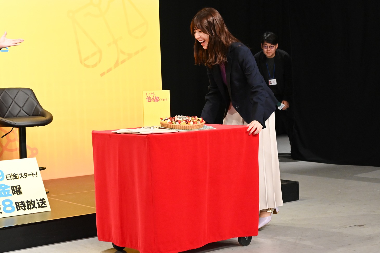 タルトケーキを運び込む白石聖。