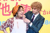 エプロンを付けるのを手伝う中島健人。