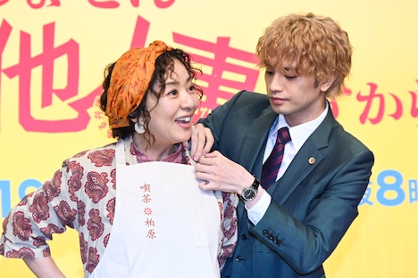 エプロンを付けるのを手伝う中島健人。