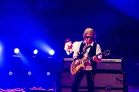 「SONGS」より、演奏中の松本孝弘。（写真提供：NHK）