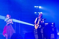 松本孝弘（右）とLiSA（左）。（写真提供：NHK）