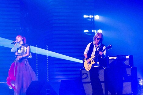 松本孝弘（右）とLiSA（左）。（写真提供：NHK）