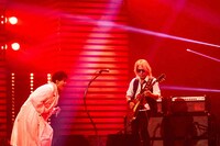 松本孝弘（右）と新浜レオン（左）。（写真提供：NHK）