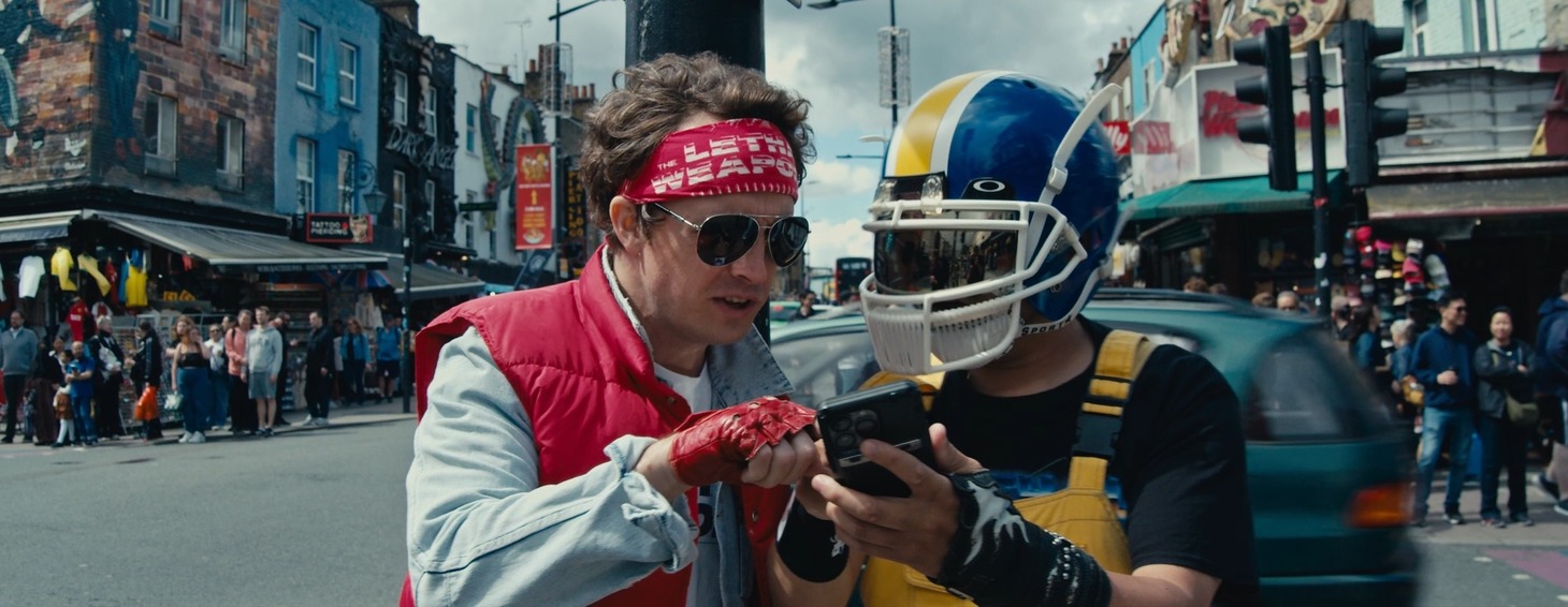ザ・リーサルウェポンズ「あいさつメタル」ミュージックビデオより。