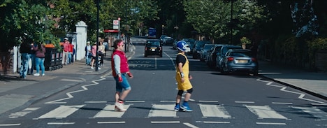 ザ・リーサルウェポンズ「あいさつメタル」ミュージックビデオより。