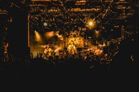 「粗品 1stツアー『星彩と大義のアリア』」渋谷CLUB QUATTRO公演の様子。（撮影：渡邉一生）