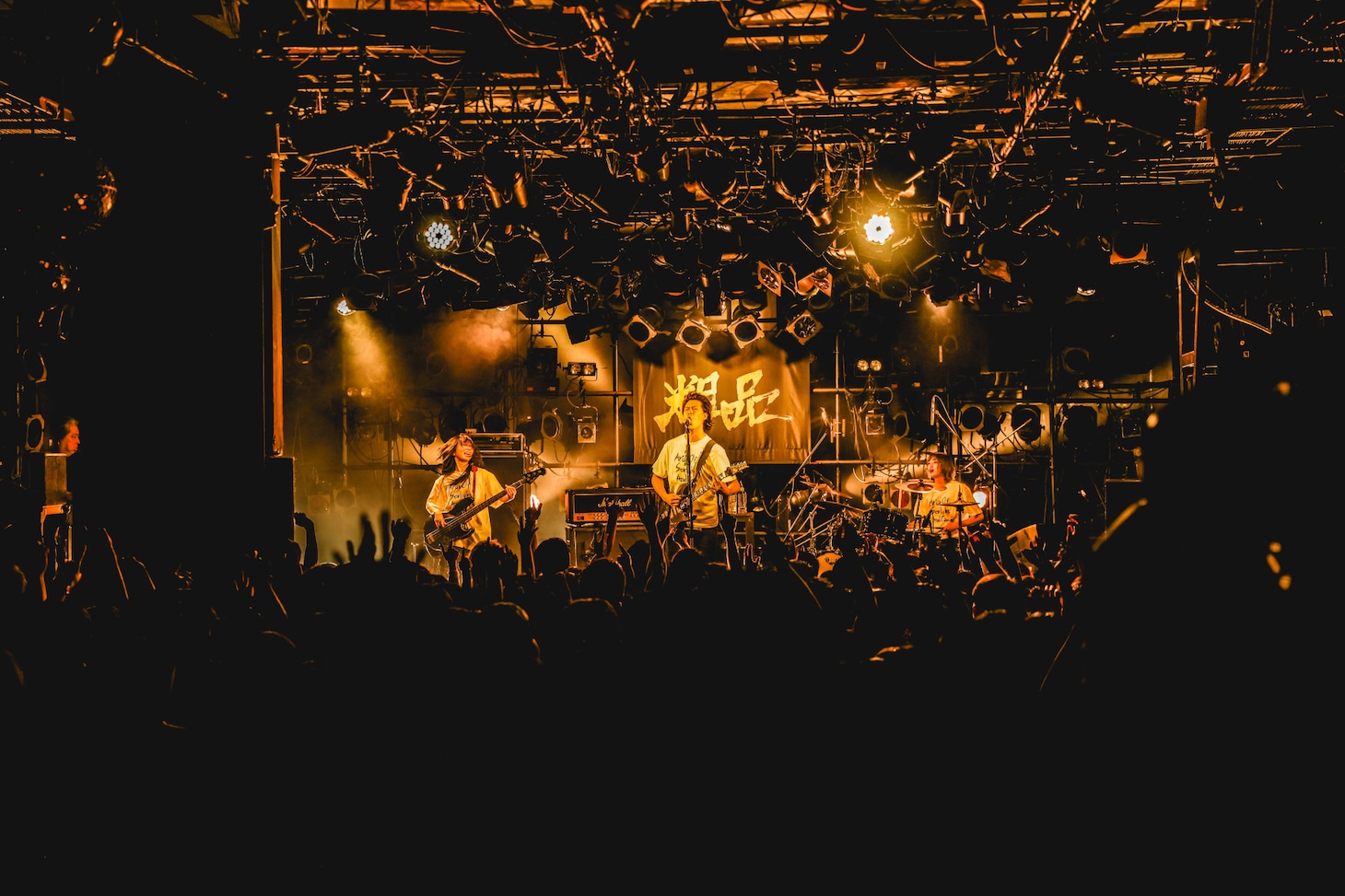 「粗品 1stツアー『星彩と大義のアリア』」渋谷CLUB QUATTRO公演の様子。（撮影：渡邉一生）