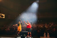 うまい棒を客席に投げるザ・リーサルウェポンズ。