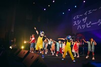 キッズダンサーと「スシダンス」を踊るザ・リーサルウェポンズ。