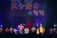 キッズダンサーと「スシダンス」を踊るザ・リーサルウェポンズ。