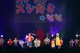 キッズダンサーと「スシダンス」を踊るザ・リーサルウェポンズ。