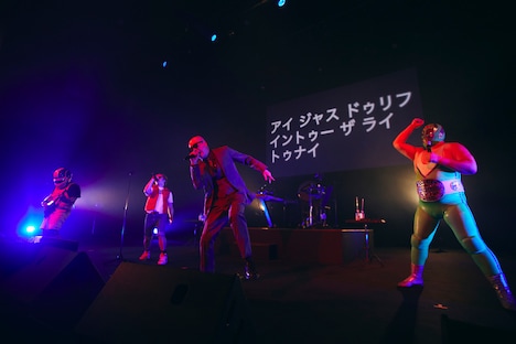 宇多丸（RHYMESTER）、スーパー・ササダンゴ・マシンと「シューティングスターレディオ」を披露するザ・リーサルウェポンズ。