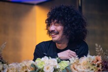 はにかむ清竜人。