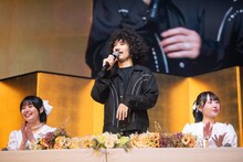 挨拶する清竜人（中央）。