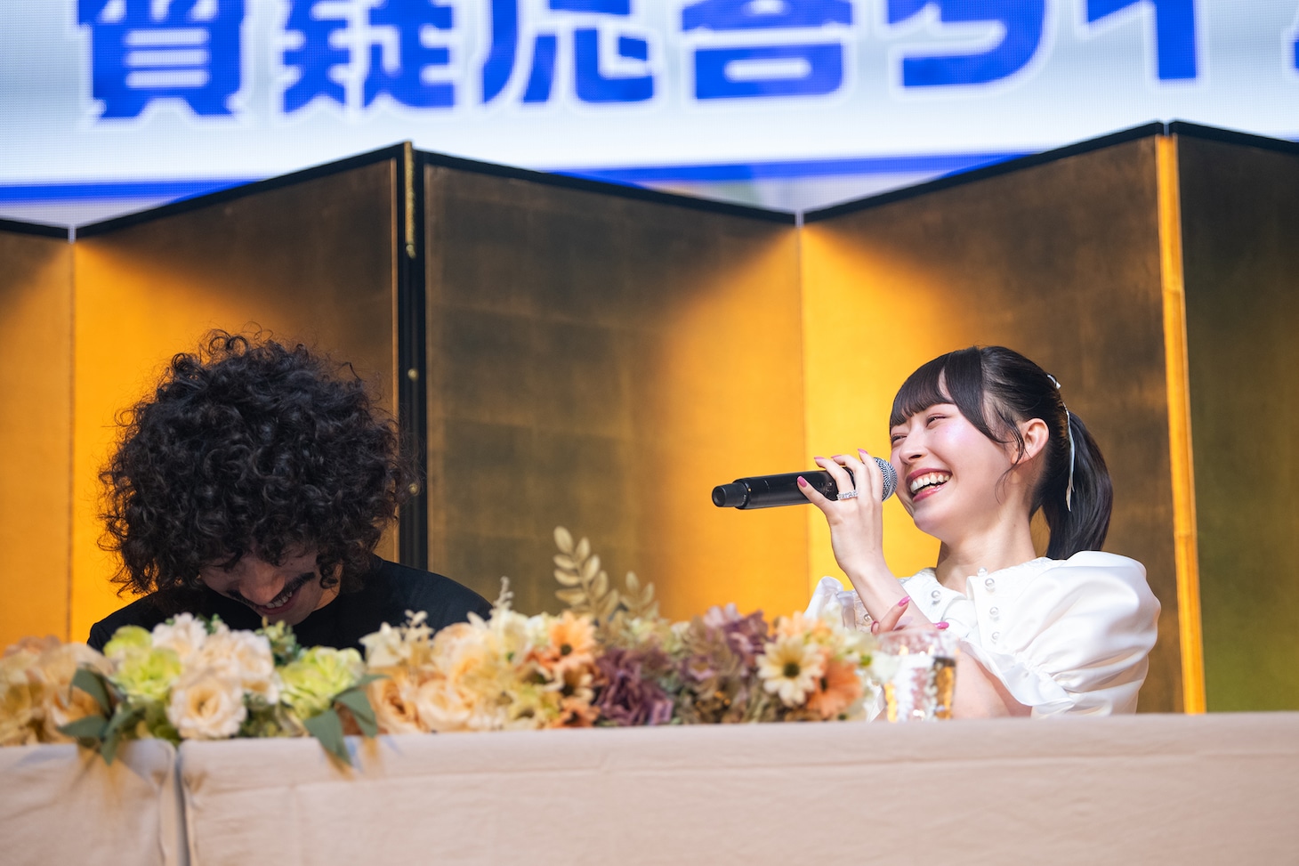 旦那の好きなところを話す清嬉唄（右）と照れる清竜人（左）。