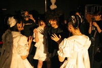 ステージに向かう清 竜人25。