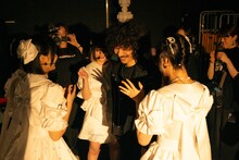 ステージに向かう清 竜人25。