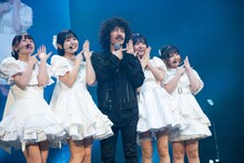 指輪をアピールする清嬉唄、清さきな、清竜人、清真尋、清凪（左から）。