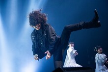 「Yo！ Yo！ スケベ！ スケベ！」の声に合わせて激しくダンスする清竜人。