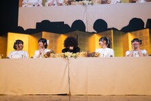 照れる清竜人（中央）。