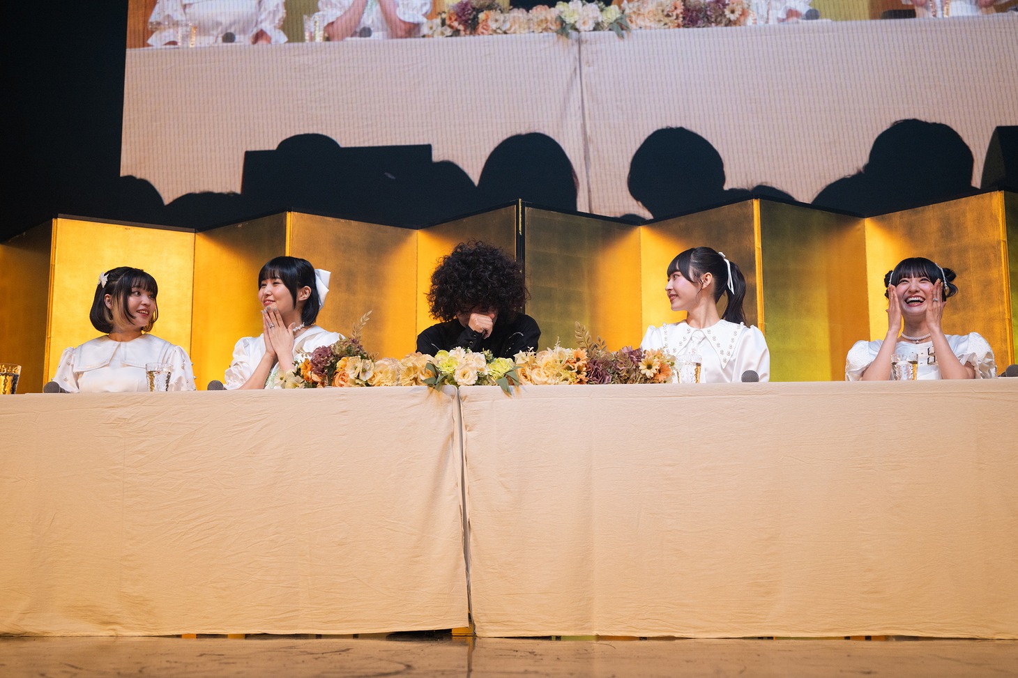 照れる清竜人（中央）。