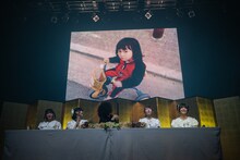 鋭い目つきで三輪車に乗る幼き日の清真尋。